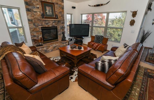 Seven Springs Woodridge 4 Bedroom Premium Condo, Mountain Views and Sleeps 10! condo