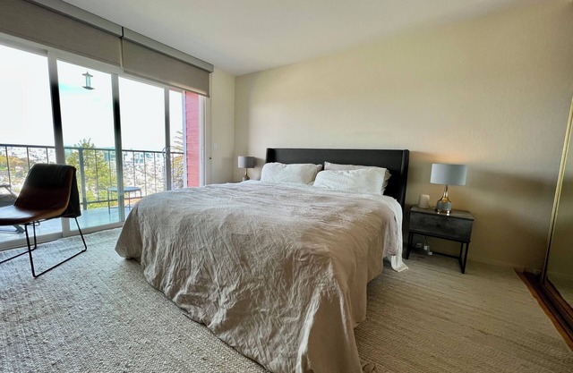 SF · SF · Breathtaking SF Views: Twin Peaks 2-Level Apt