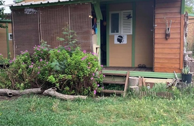Shaded wooden bungalow, 200 meters from the sea, in a lovely green setting