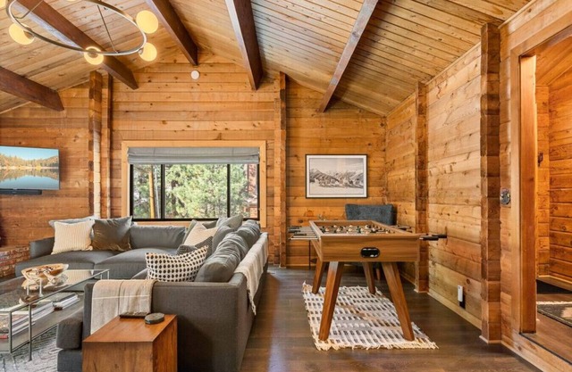 Shadow Wood Lodge + Hot Tub in Fox Farm!