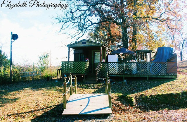 Shady Cabana cabin or Tiny home nestled in the valley between 3 beautiful ponds!