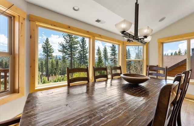 Shaquinaw! 5 Bedroom Home by RedAwning