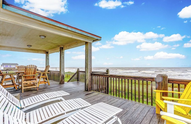 SharkyFin's II - a comfy, 3 bedroom, 3 bath home that sleeps 9.
