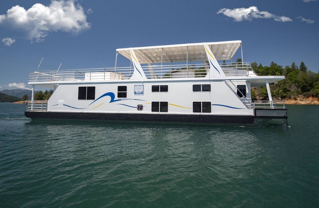 Shasta Marina at Packers Bay's Sumerset Houseboat.