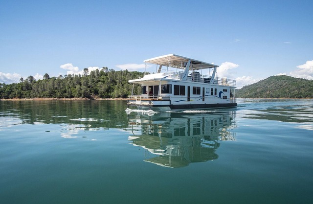 Shasta Marina's Thoroughbred Houseboat