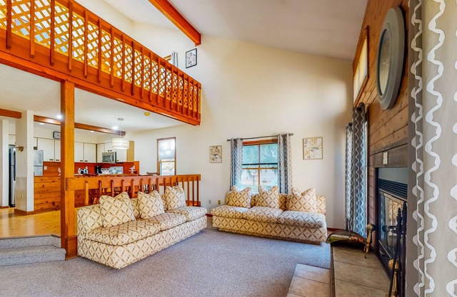 Shawnee Village townhome with loft, deck, grill, central AC & tennis