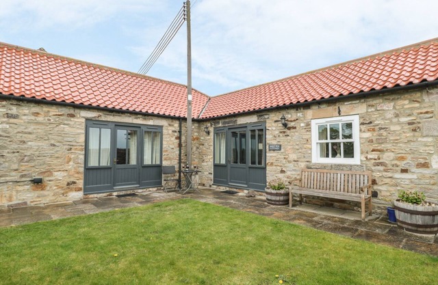SHEEP PEN COTTAGE, family friendly, with a garden in Durham