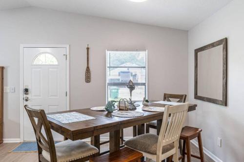 Shells of Paradise a Cozy, Pet-Friendly Tampa Home with Heated & Screened Pool 4 miles to Adventure Island and Busch Garden