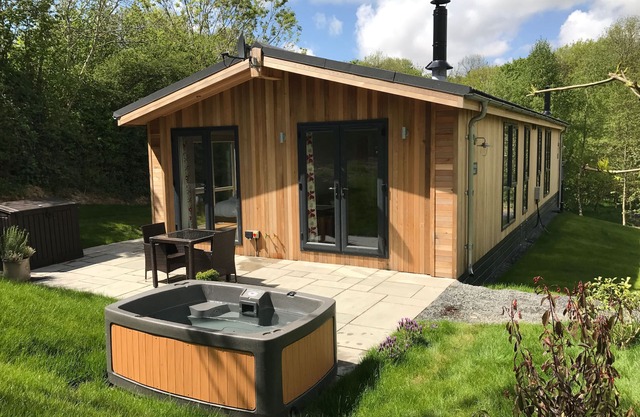 SHEPHERD LODGE, with hot tub in Allithwaite