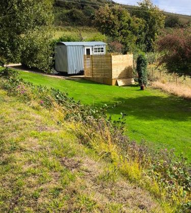 Shepherds hut with Hot Tub pet friendly