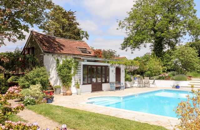 SHILLINGS COTTAGE, pet friendly, with pool in Hemyock