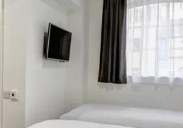 SHM Stays Newly Renovated!! Superb City location 20 min drive to Birmingham Airport NEC & City Centre 10 min walk to Train Station Bus Stop to City Centre outside Property
