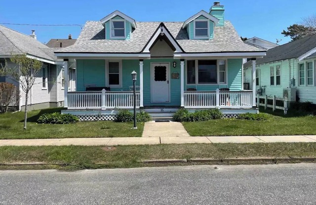 Shore cottage steps away from warm sandy feet