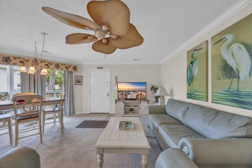 Shorehaven Lakefront & Steps to Beach w Pool and Grill