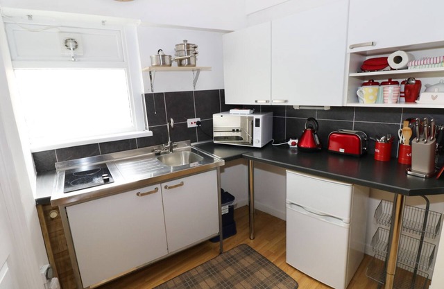 SIED YR ARDD, pet friendly, country holiday cottage in Ystradgynlais