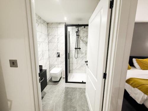 Silver Court Apartments - 2 Bed, 2 Bathroom Modern apartments - FREE Parking, WIFI and Videocom Entry