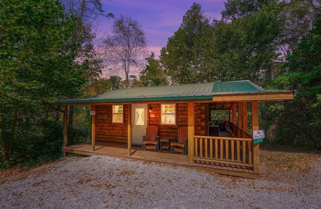 Silver Wolf: Privately situated + Pet friendly cabin w/hot tub in Hocking Hills