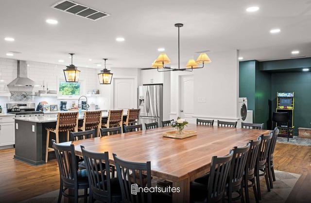 Simmons Estate - Sleeps 20 - Near Ark