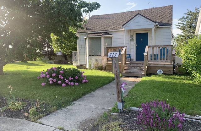 Single family home 3 minute walk to everything downtown Fairborn offers.