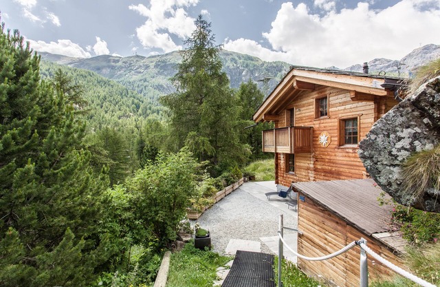 Single family house with private outdoor jacuzzi & sauna, ski in - ski out