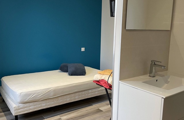 Single room, business students.