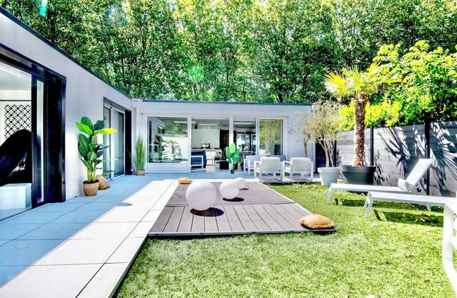 Single-storey, stairless villa with jacuzzi, parking and garden