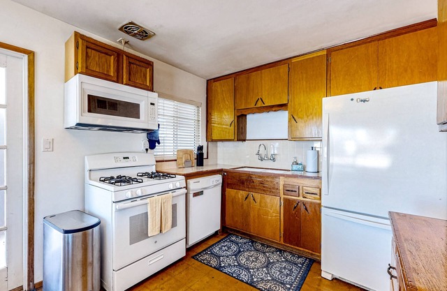 Single-story house in central locale with enclosed yard, grill, patio, & AC