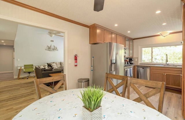 Single Story w/Fast WiFi, Backyard & EV Charger. (Fig Perch)