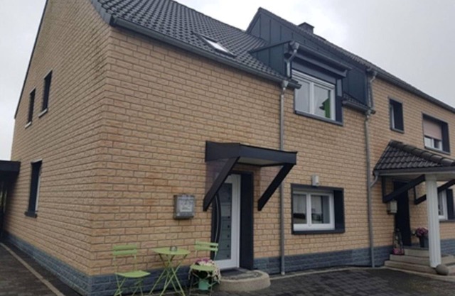 Sips house rental - House, shower and bath, toilet, 2 bedrooms