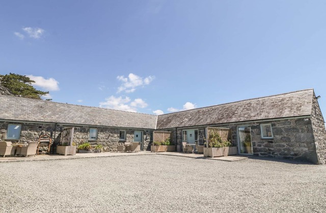 SISIAL-Y-MOR, pet friendly, luxury holiday cottage in Talybont