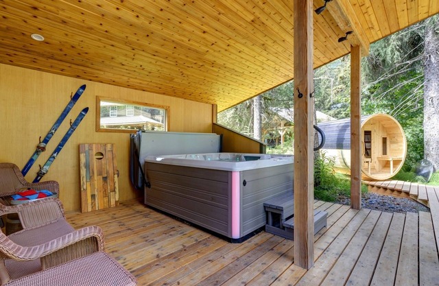 Ski Chalet with hot tub, sauna & fire pit, walking distance to brewery and food!