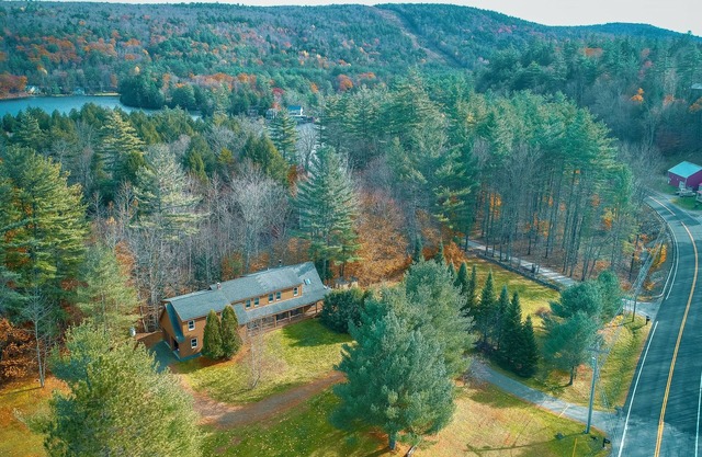 Ski House with Lake Living - Little Chief's Retreat