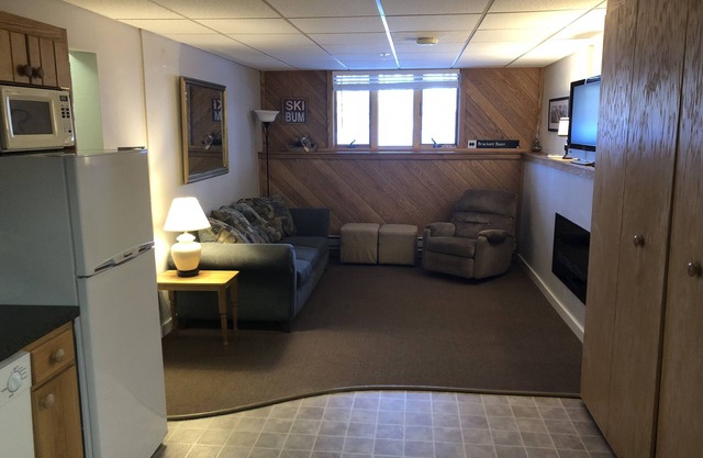 Ski In/Out at SugarloafnShort Walk or Shuttle to Bars and Base AreanSleeps 4n