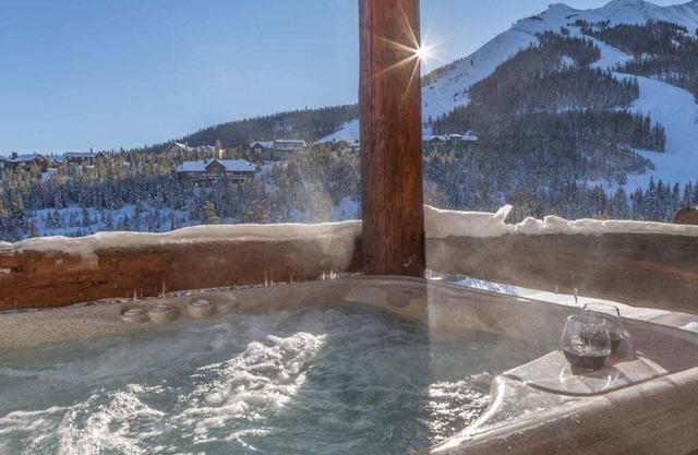 Ski-in/Out w/private hot tub & gorgeous views - Saddle Ridge Family Retreat