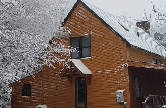Ski In/Ski Out Cozy Cabin Bolton Valley VT 3 BR Country home