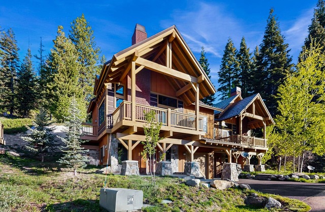 Ski-in/ski-out cabin with private hot tub, fireplace & stunning views