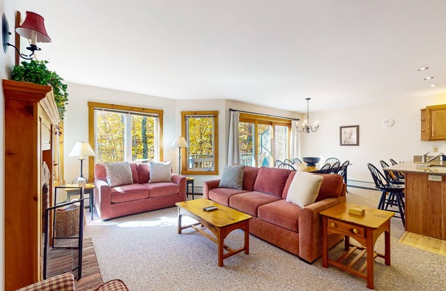 Ski-in/ski-out condo, Grammy Jay trail, waterpark, golf, fireplace, w/d, deck