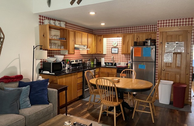 Ski or Bike In/Out, 2 bed, 2 bath - sleeps 7 - in Snowbrook Village
