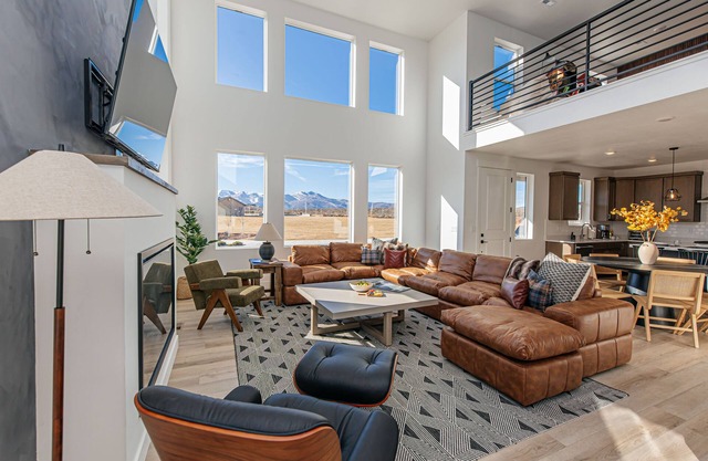 Ski&Tee Mountain Chalet: modern retreat w/golf simulator, hot tub, & game room