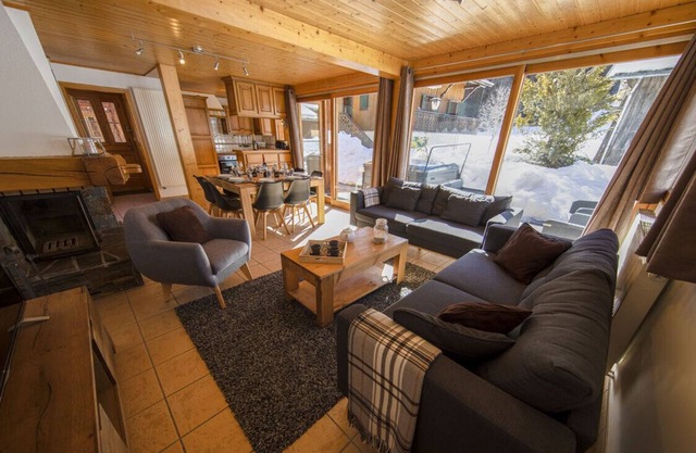 Ski-To-Door chalet with real log fire and garden in Morzine-Avoriaz