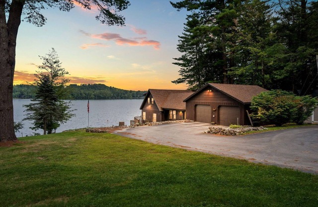 Skiing, Shopping, Hiking, Snowmobiling - on the water, cozy house