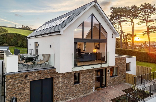 Sky Blue - Four Bedroom House, Sleeps 8
