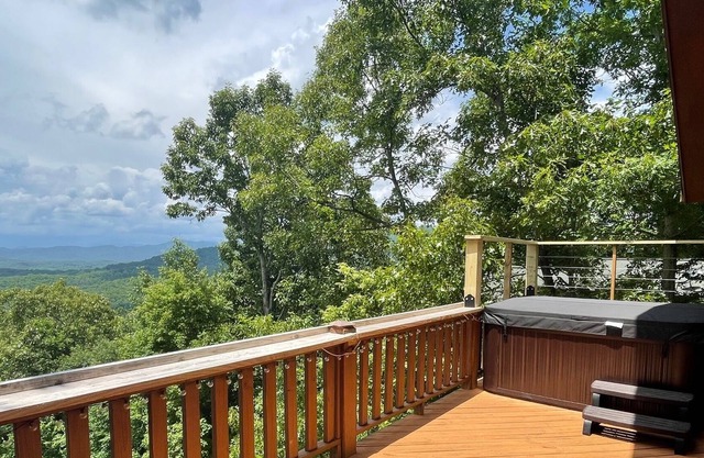 Sky High - beautiful long range mountain views!