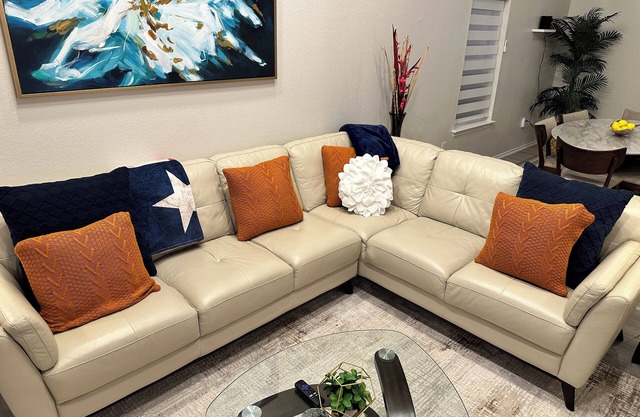 SkyHome, Mins to DT, COTA, Tesla, Airport and more! Sleeps 14!.