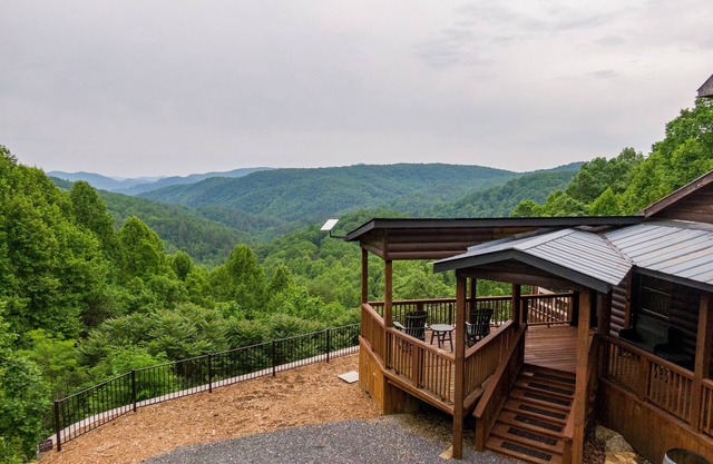 Skyline Escape: Stunning Long Range Views, Hot Tub, Firepit, Lawn Games
