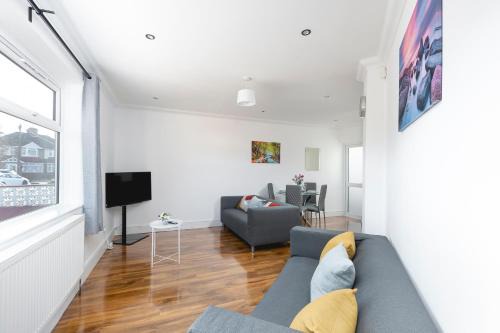 Skyvillion - London Enfield 4 Bedroom Cosy House Free Parking Garden