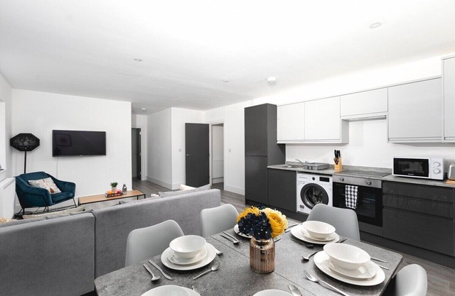 Skyvillion -Vineyard Court- Enfield 2-Bed w/Garden