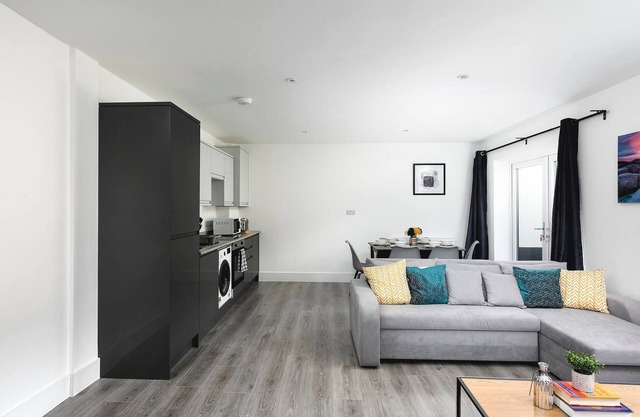 Skyvillion vineyard Court, Enfield, 2 bed, with garden