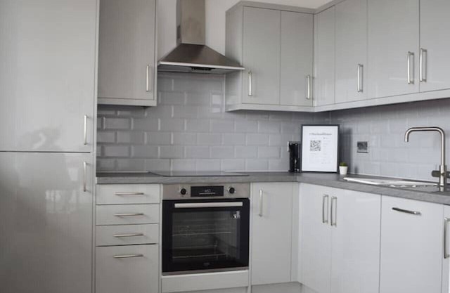 Sleek 2 bed with balcony in Brentwood