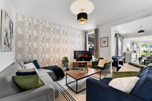 Sleek and Stylish Abode - Parking